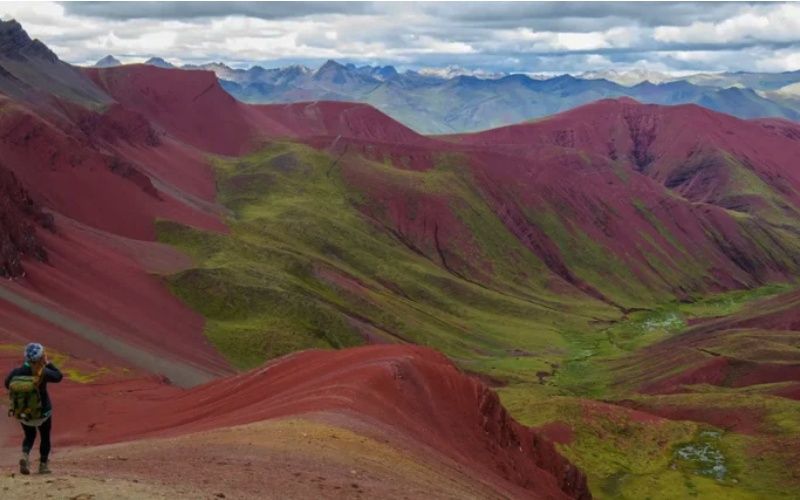 Visit-Rainbow-Mountain-red-valley Mountain-red-valley